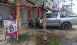 धनगढीमा हाइलेक्स गाडी दुर्घटना, दुई विद्युतका पोल ढले