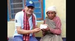 प्रजिअ पाण्डेयद्धारा घरमै पुगेर नागरिकता प्रदान, ८९ वर्षमा नागरिकता पाउँदा वृद्धा खुशी
