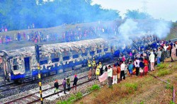 भारतको एक रेलमा आगलागी, आठजनाको मृत्यु