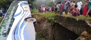 काठमाण्डौबाट सुर्खेतका लागि छुटेको बस दाङमा दुर्घटना, २५ जना घाइते