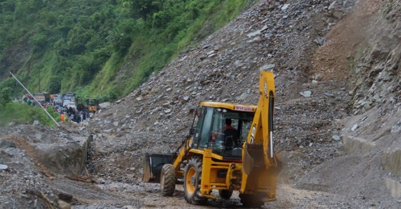 पहिरो खसेर खोड्पे-बझाङ जयपृथ्वी राजमार्ग अवरुद्ध