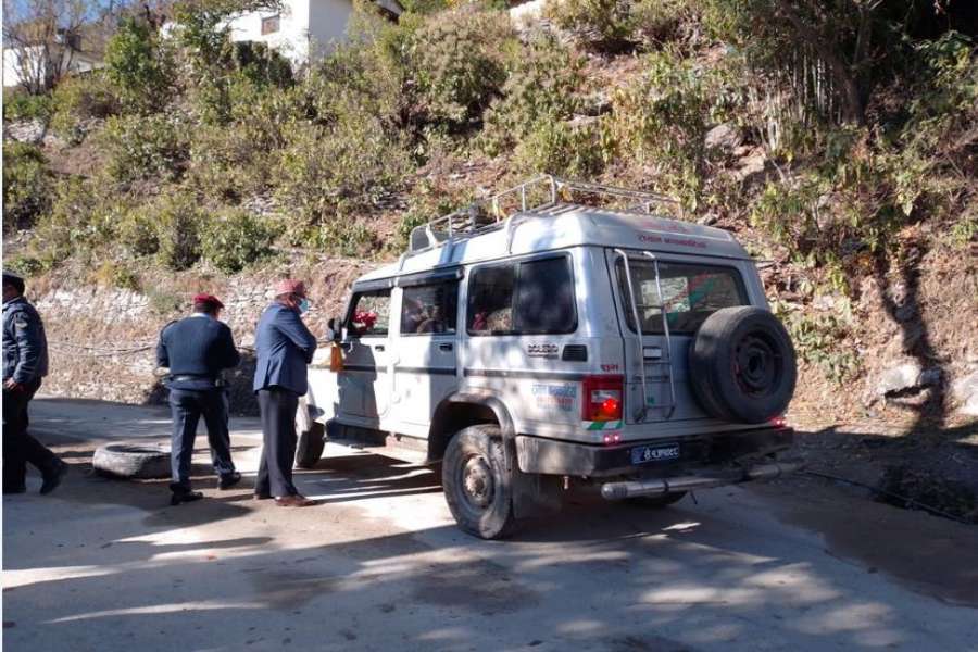 बझाङमा प्रहरी र प्रशासनको सार्वजनिक यातायातमा छड्के अनुगमन