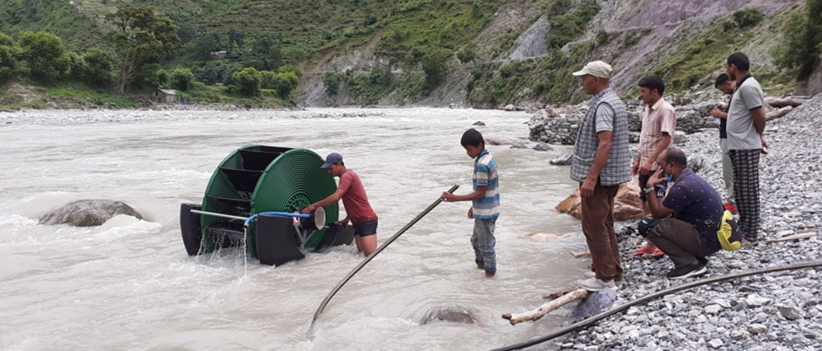 थलाराको खानी गाउँमा सिँचाईका लागि वर्षा पम्पबाट पानी